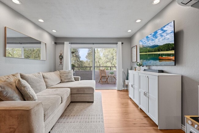 Building Photo - beautifully upgraded 2-bedroom, 1-bath condo in the highly desirable Bench Mark Villas Community