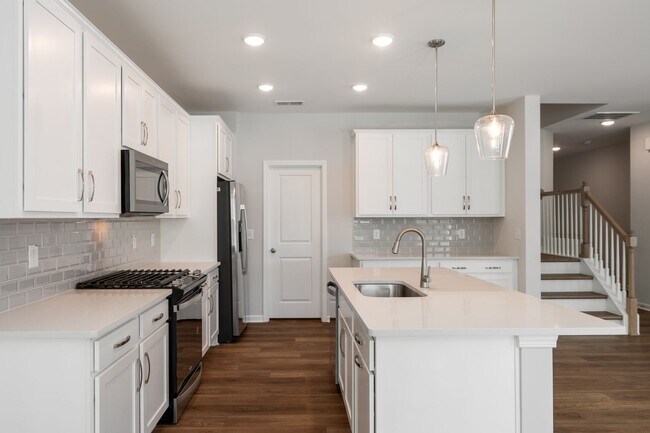 Building Photo - Gorgeous end-unit townhome near Brier Creek!