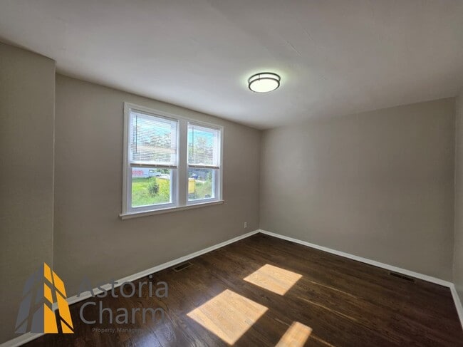 Building Photo - 1418 N Dukeland St