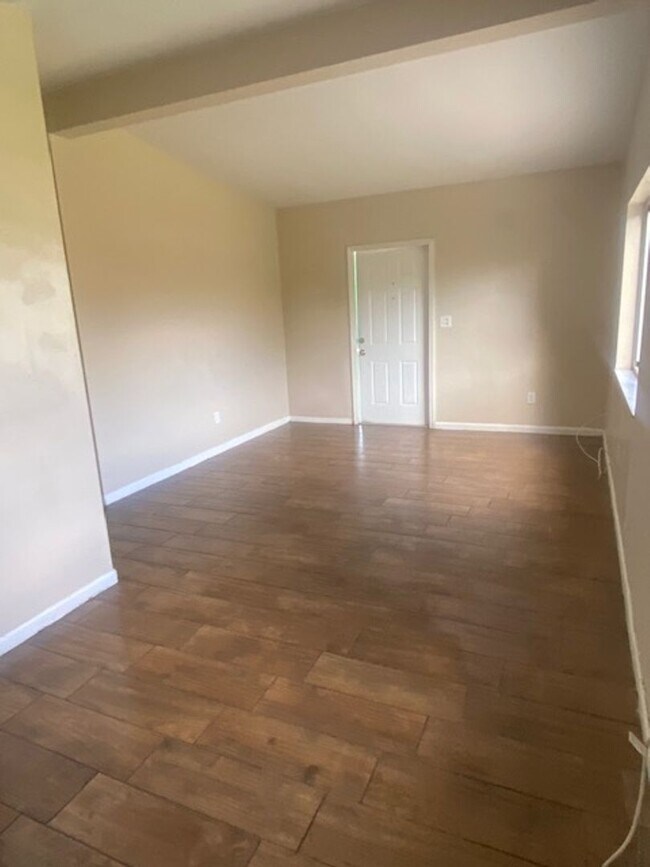 Building Photo - 2 Bed 1 Bath Home | Pet Friendly with Fenced Yard | Washer Dryer Hook Ups | Section 8 Welcome