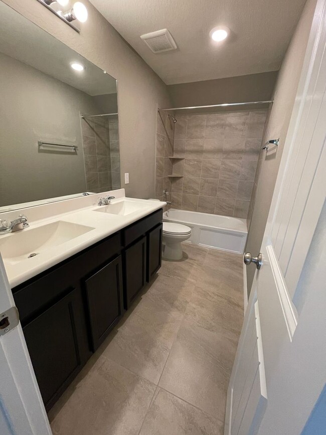Building Photo - Large Beautiful Home located in the heart ...
