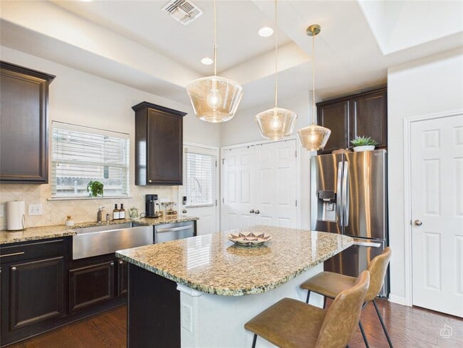 Building Photo - 9310 Tanager Way