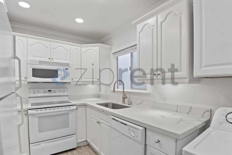 Building Photo - Unit A