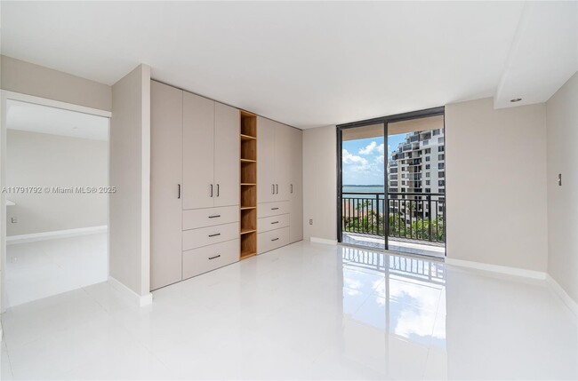 Building Photo - 540 Brickell Key Dr