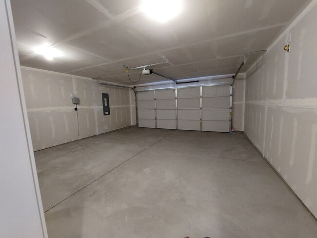 Building Photo - 3 bed 2 bath house