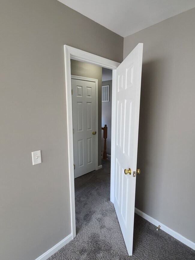 Building Photo - 3 bedroom,  2 1/2 bath town home in Waynesboro PA END UNIT