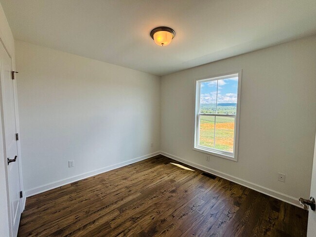 Building Photo - 3 Bedroom 2.5 Bath Townhouse
