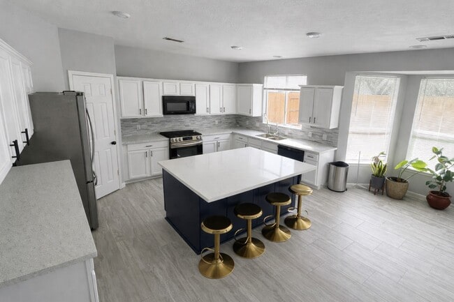 Building Photo - 18315 Water Mill Dr