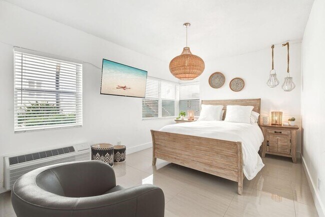 Building Photo - 315 Van Buren St