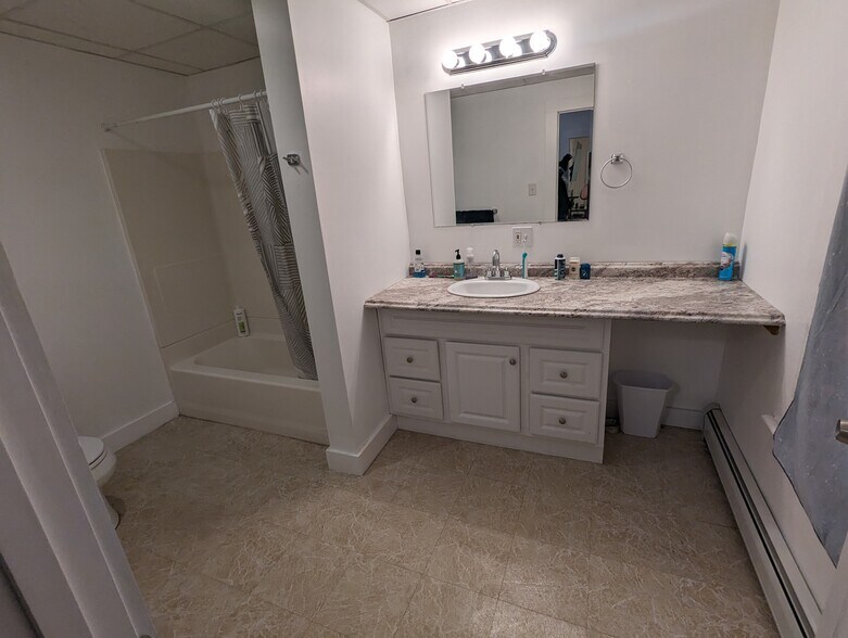 Building Photo - 24 Ham St