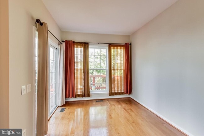 Building Photo - 5294 Jule Star Dr