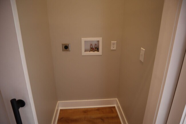 Building Photo - 128 N Water Ave