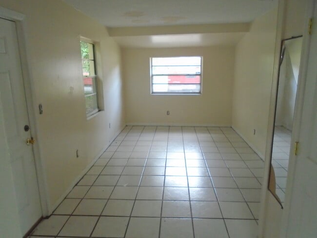 Building Photo - 37422 Warren Ave