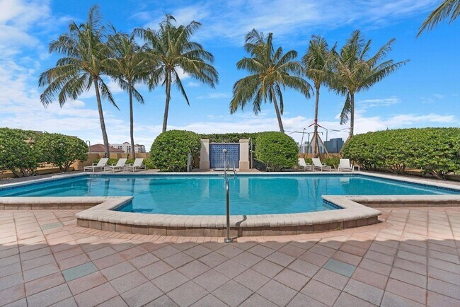 Building Photo - 403 S Sapodilla Ave