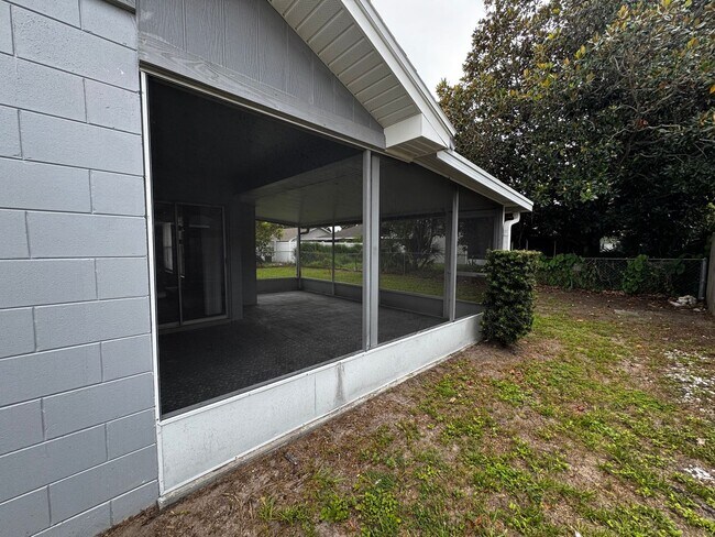 Building Photo - Renovated, Updated & Spacious Home