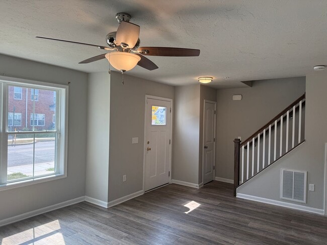 Building Photo - Beautiful 3 bedroom, 2.5 bath townhouse av...