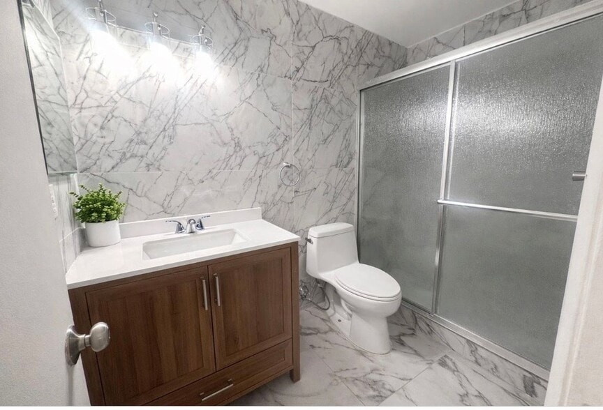 Building Photo - 3950 Cocoplum Cir