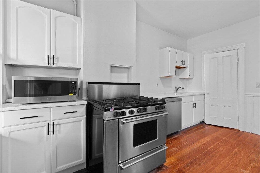 Building Photo - 401 E 7th St