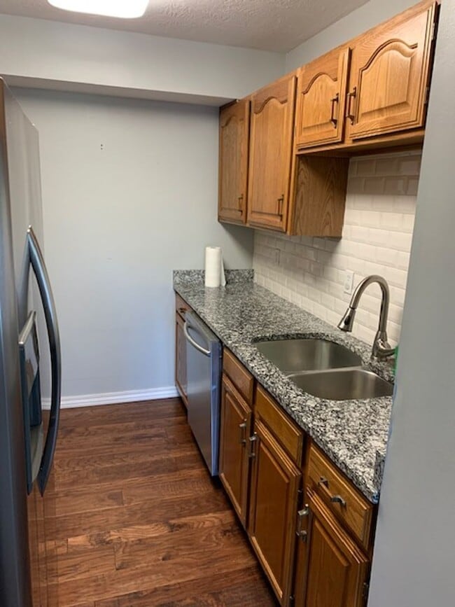 Building Photo - Spacious 3 bedroom 3.5 Baths 2 Home Office...