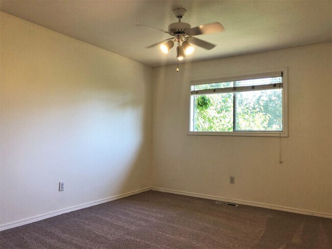 Building Photo - Fantastic Kirkland Home Available with Lar...