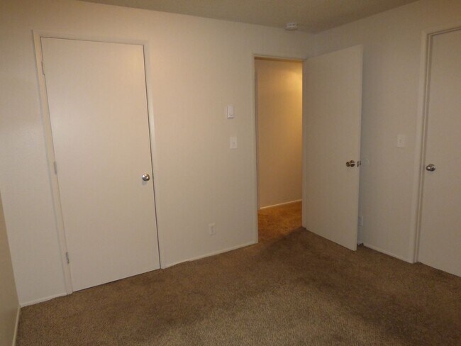Building Photo - 3 bed 1 bath House