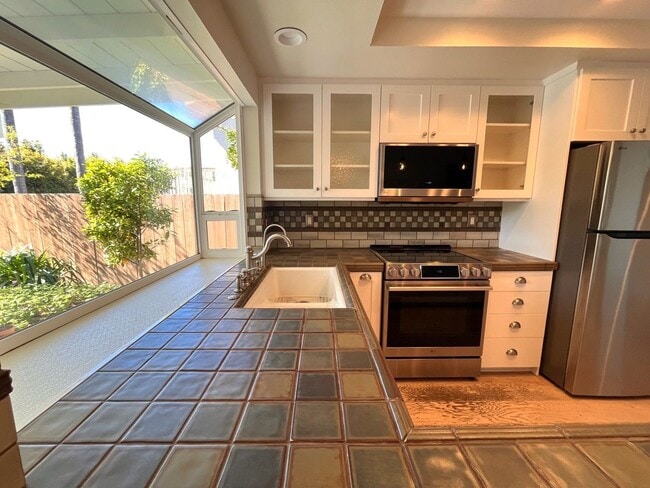 Building Photo - Most Charming Home in La Costa