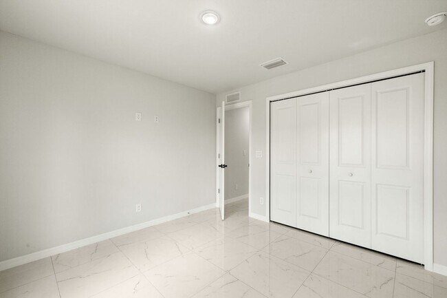 Building Photo - 917 Hepburn Ave