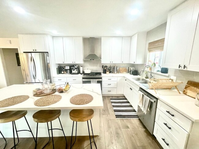 Building Photo - Custom Home in Country Club Estates!