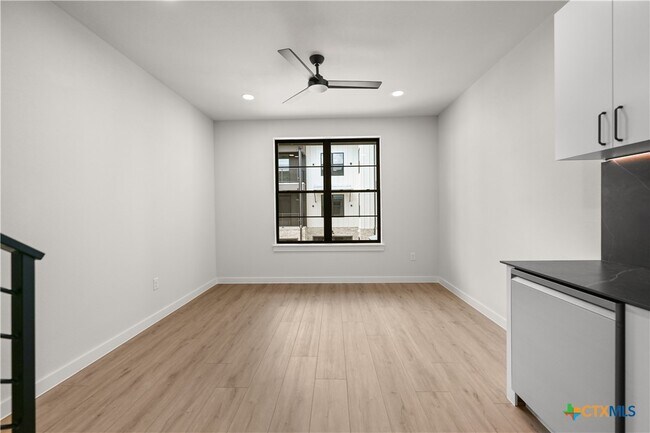 Building Photo - 634 Central Pkwy