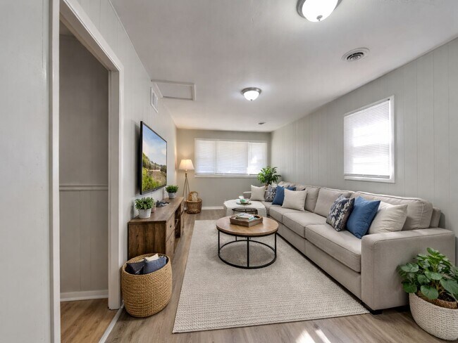 Building Photo - Beautiful 4BR 1BA Home w/  Granite Counters, Stainless Steel Appliances and Big Backyard in Grand...