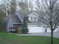 Building Photo - Spacious 3 bedroom 2 bath.