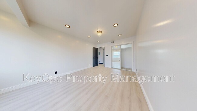 Building Photo - 711 La Playa St