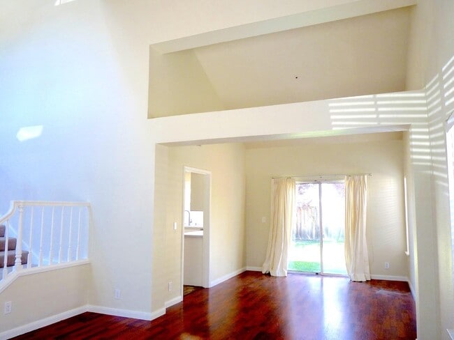 Building Photo - 703 Bahama Ln
