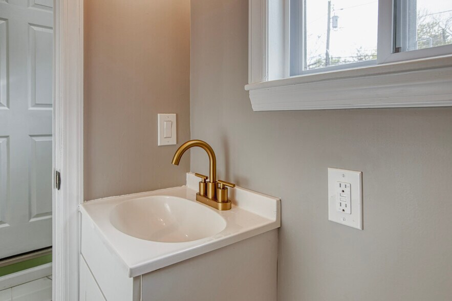 Half bath - 39 Quarry St