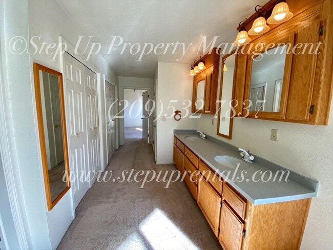 Building Photo - Elegant Hilltop Estate with Breathtaking V...