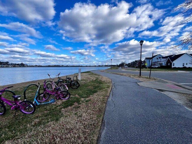 Building Photo - Beautiful Corner Lot, Single Family Home, in Sherwood Lakes.