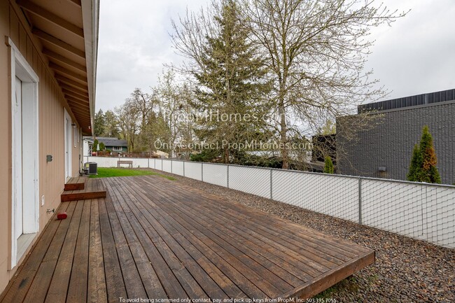 Building Photo - Charming Three Bedroom Awaits in West Linn!