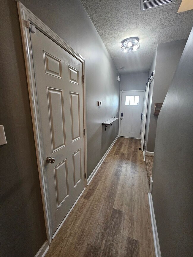 Building Photo - Spacious & Renovated 3 Bed Townhome w/ Garage