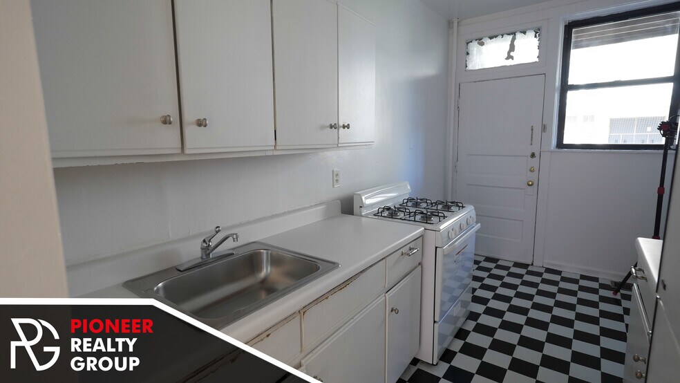 Building Photo - 824 W Waveland Ave