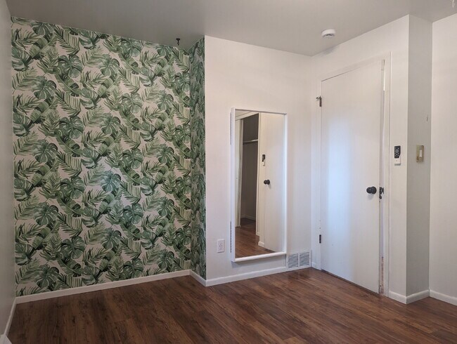 Building Photo - Charming Ranch in North Longmont!!!