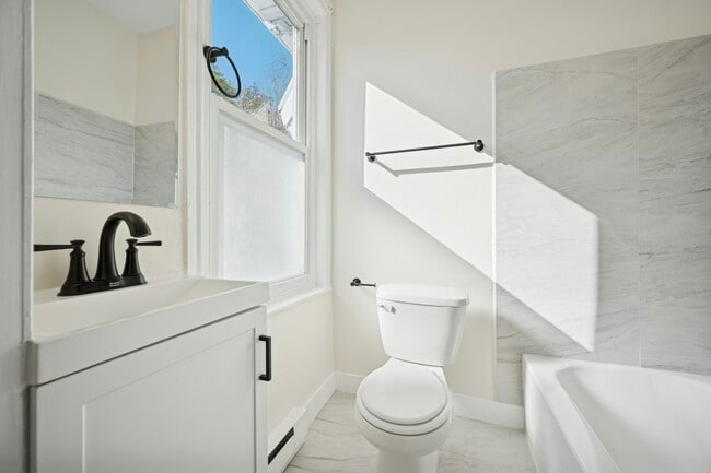 Building Photo - 109 W Queen Ln