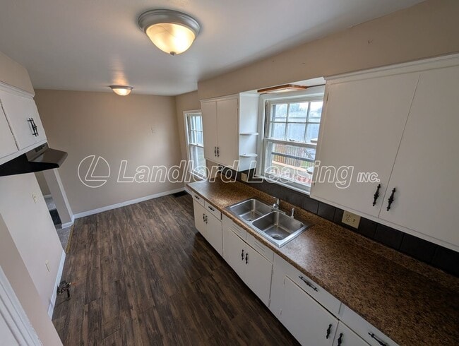 Building Photo - Nice 3 bedroom bungalow with full basement and garage.