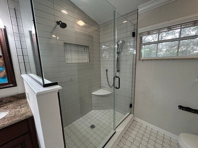 Building Photo - Spacious and Perfectly located 4/2 home in...