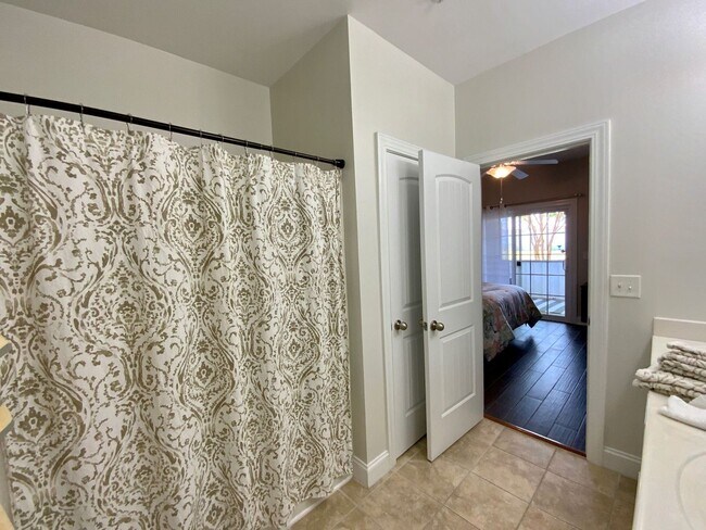 Building Photo - Furnished 3 bedroom 3 bath Condo - Flexible Term lease - Topsail Landing Community