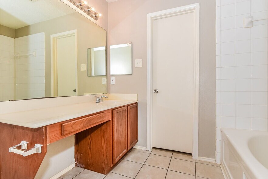 Building Photo - 1112 Alexandria Dr
