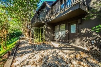 Building Photo - 2804 Stewart Dr