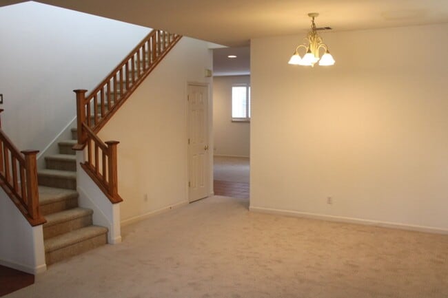 Building Photo - 524 Rosewood Ln