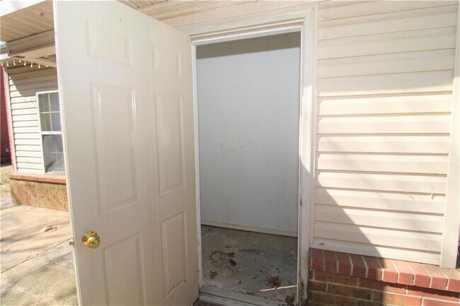 Building Photo - 2581 Bowman Dr