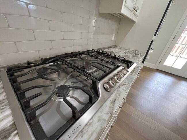 Building Photo - Stunning 4 bedroom, 3 bathroom 2 story hom...