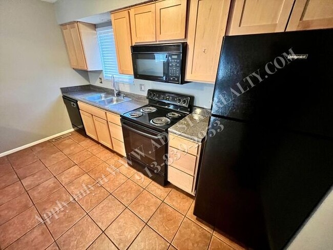 Building Photo - Beautiful Remodeled South KCMO Townhome-Available NOW!!